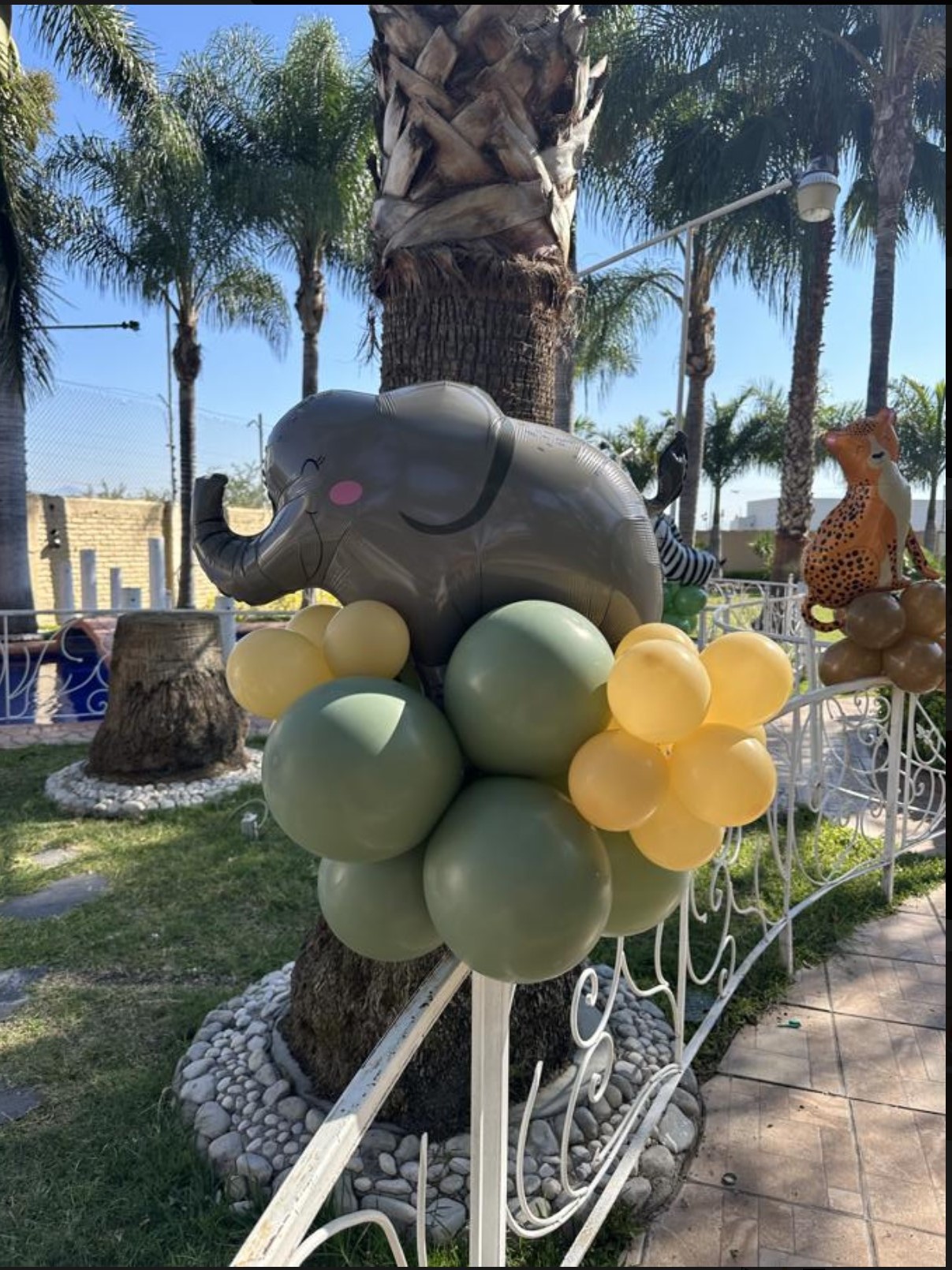 elephant and cheetah balloon bouquets